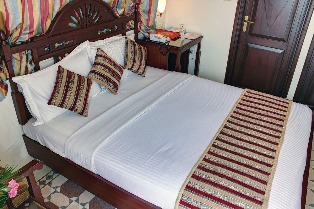 Palace On Ganges - Heritage Hotel Varanasi Eksteriør bilde